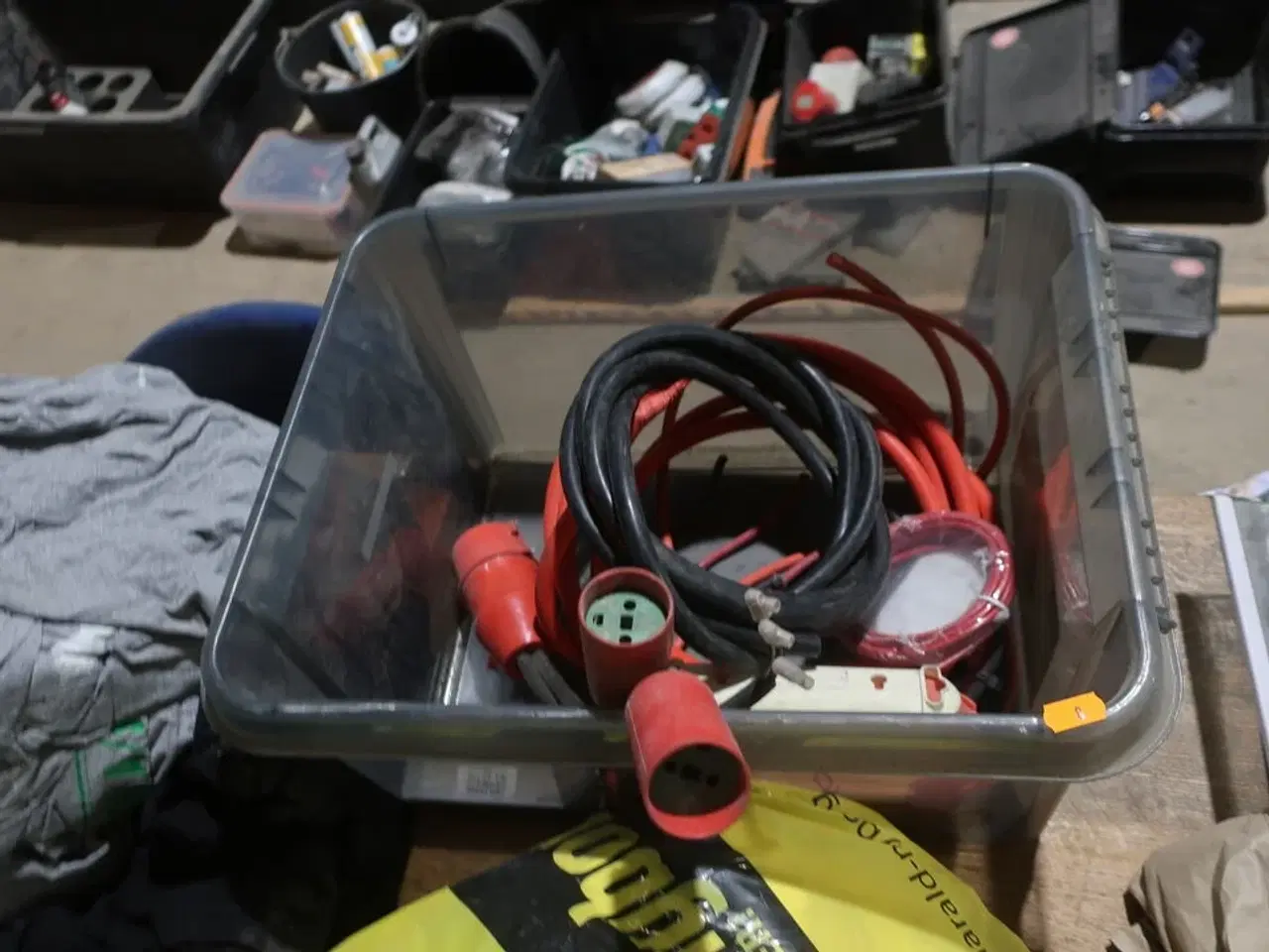 Billede 4 - Bord med div. Værktøj og varelager