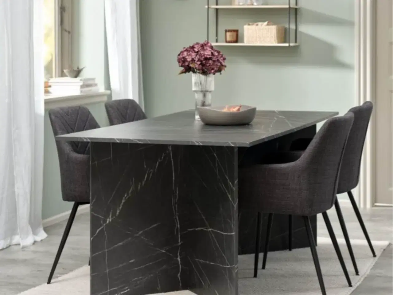 Billede 1 - Spisebord med stoler 