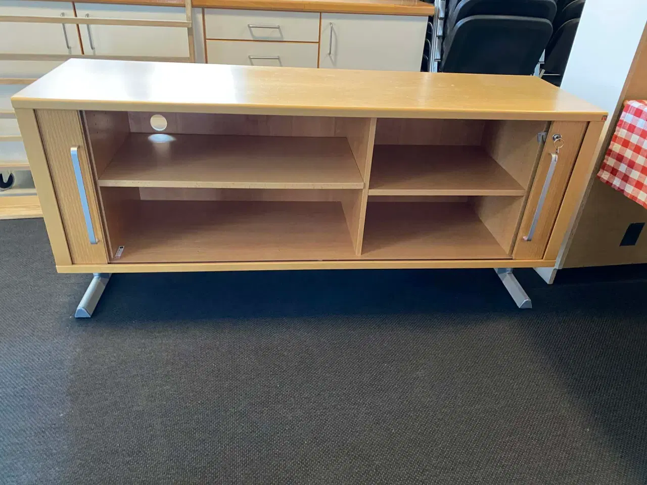 Billede 2 - Skænk med jalousilåger og reol