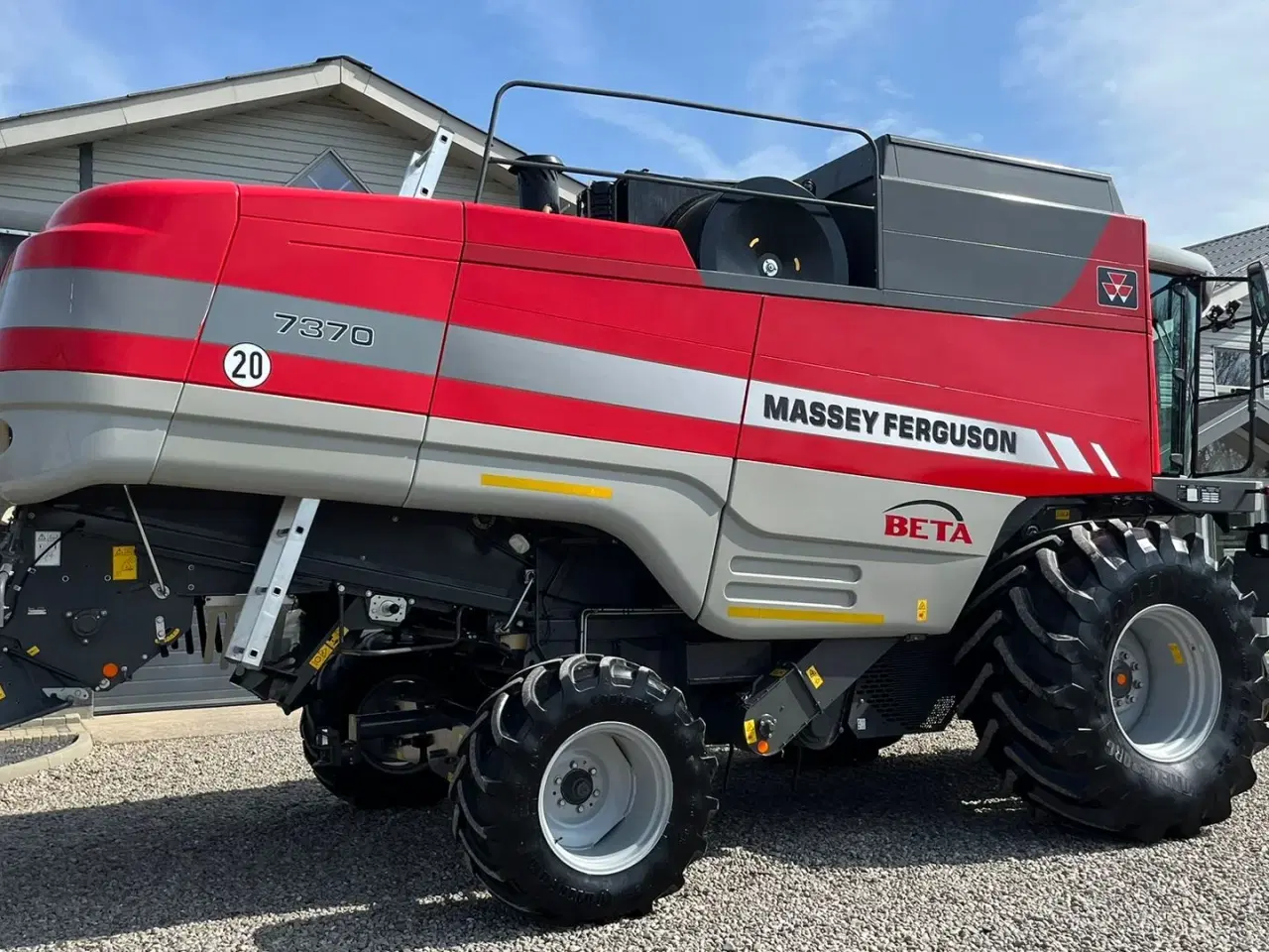 Billede 14 - Massey Ferguson 7370 BETA. Gårdmaskine med kun 1080 motortimer. Med 22fod powerflov skærebord