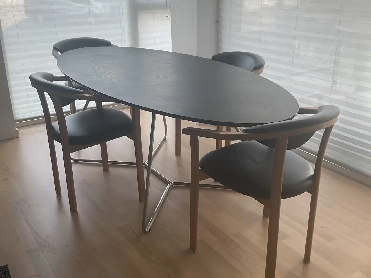 Billede 1 - Peter Boy Design ovalt spisebord i sort laminat me