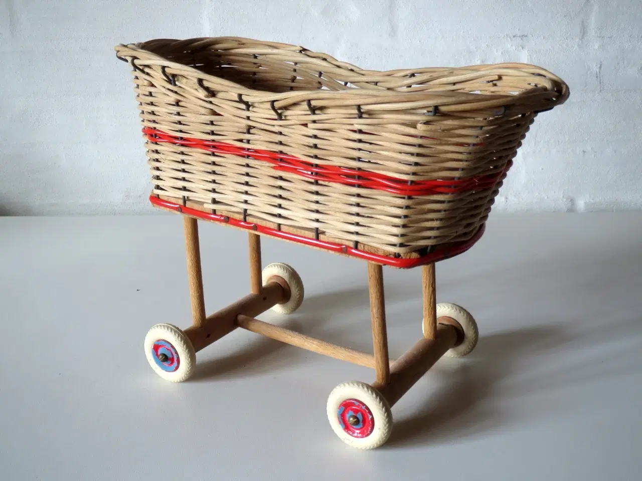 Billede 4 - Gammel dukkevogn, 30 cm