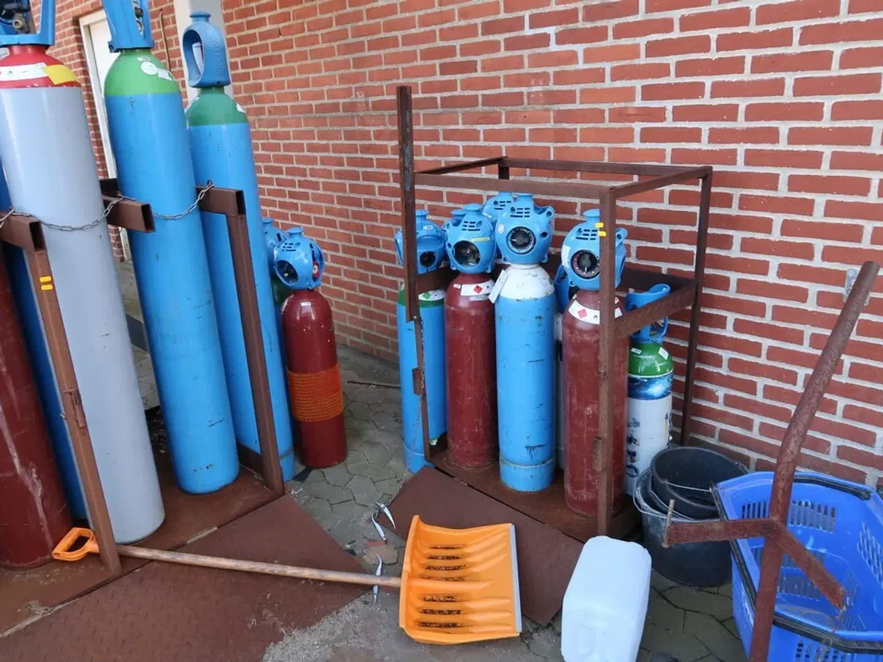 Billede 2 - 2 stk. opbevaring til gasflasker (gasflasker medfølger ikke)