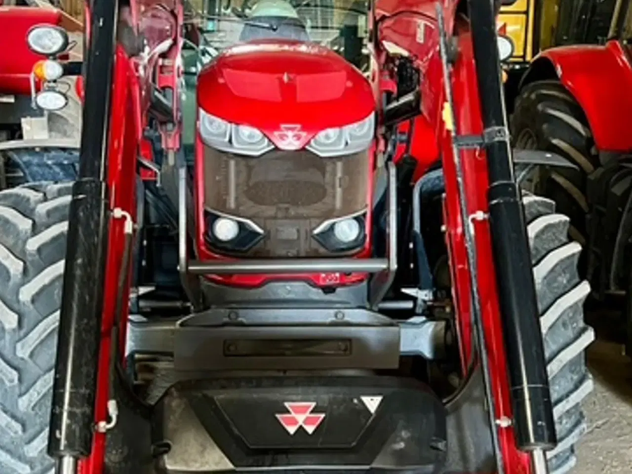 Billede 4 - Massey Ferguson 6715 S Med front læsser. Læsser er meget lidt brugt.
