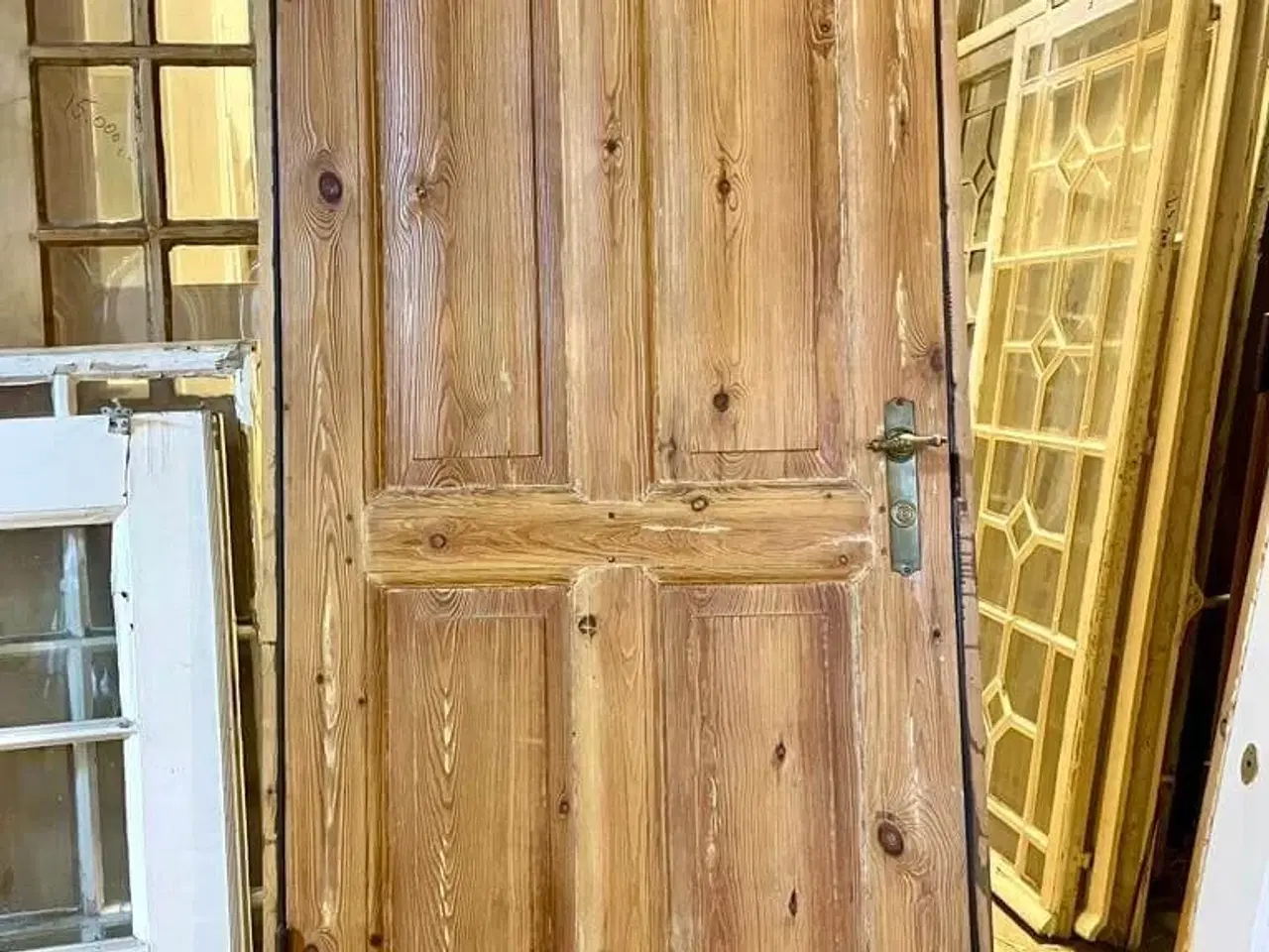 Billede 1 - Lav, venstrehængt Dannebrogsdør m. karm