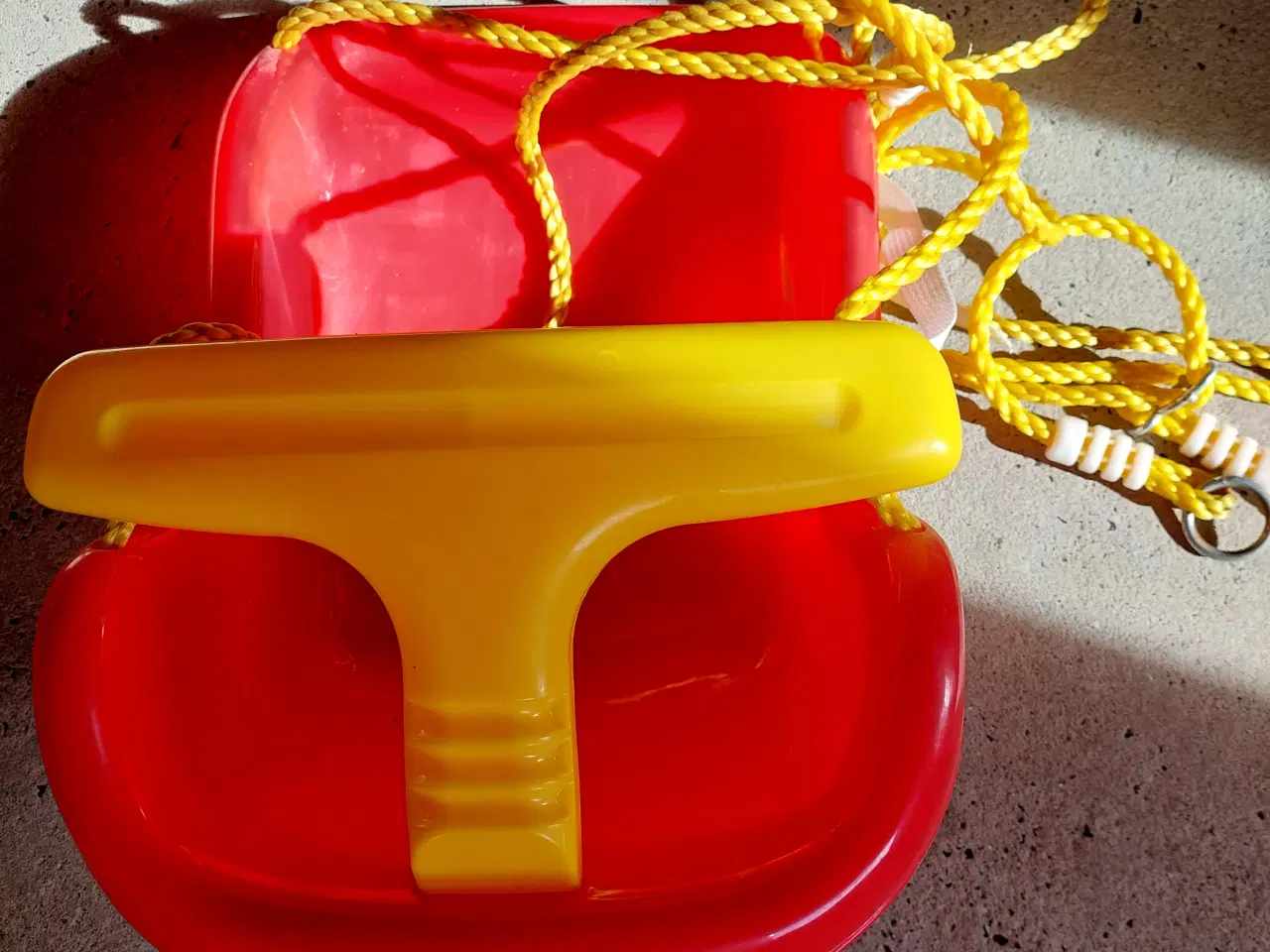 Billede 1 - Pæn Rød Plast Gynge 