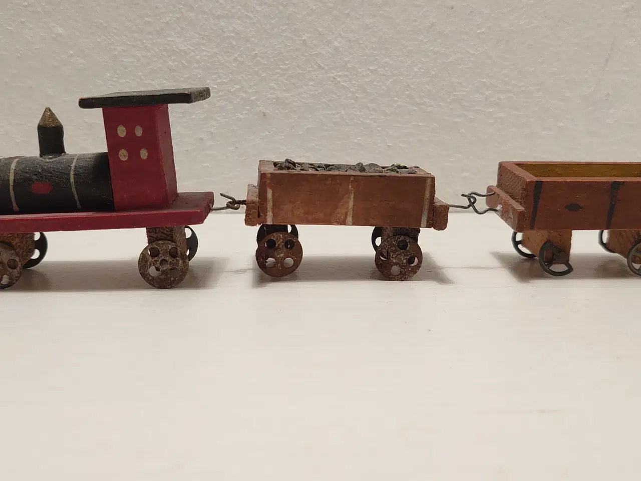 Billede 1 - Erzgebirge:Tog med 2 vogne.Håndlavet i træ.Ca 1920