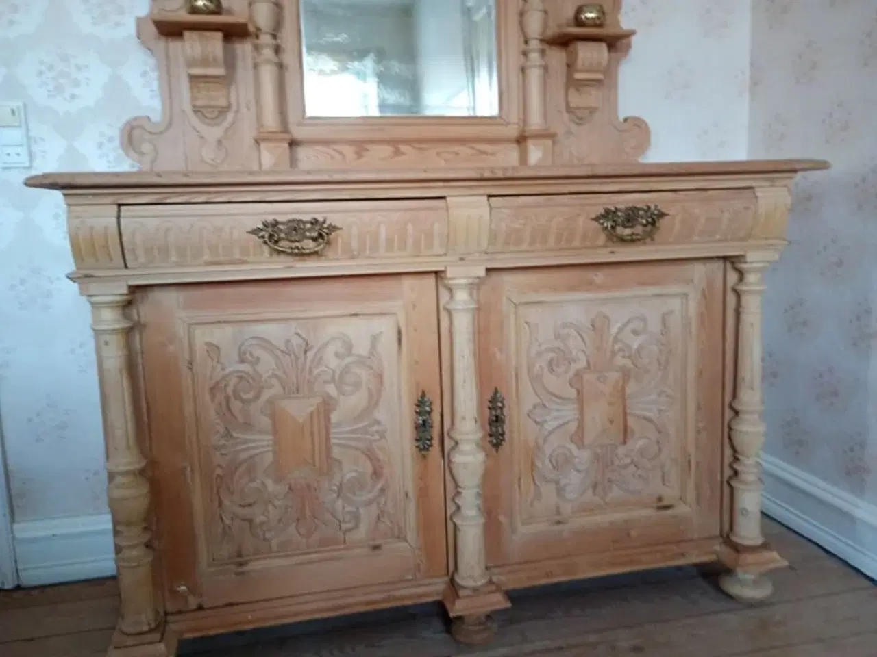 Billede 4 - Gammel buffet skab med facetslebet sølv spejl.