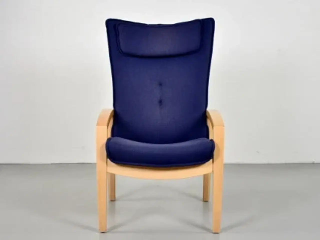 Billede 3 - Farstrup hvile-/lænestol med mørkeblå polster og nakkepude.