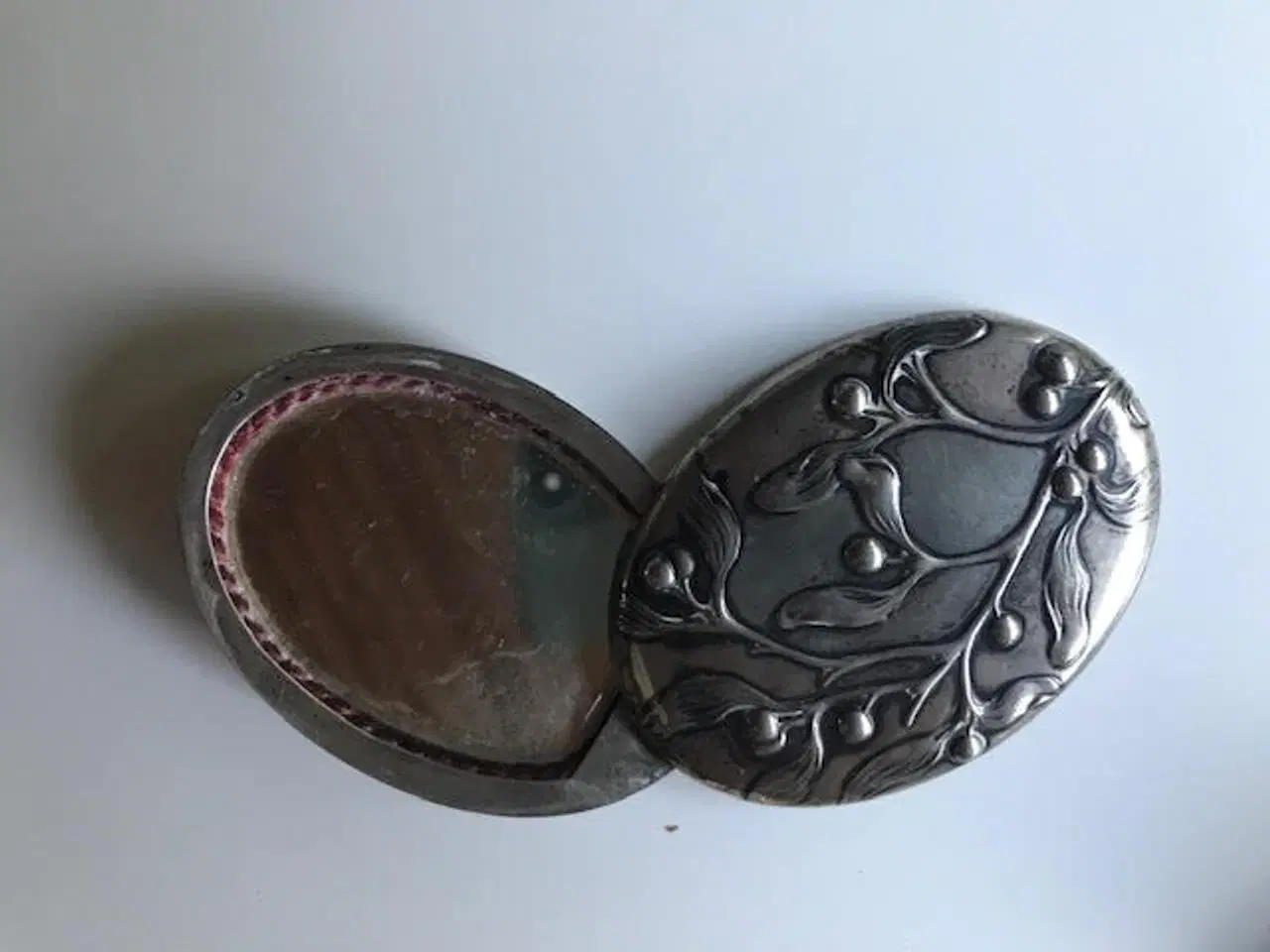 Billede 3 - Sølv i jugendstil: Pilleæske og udfoldeligt spejl