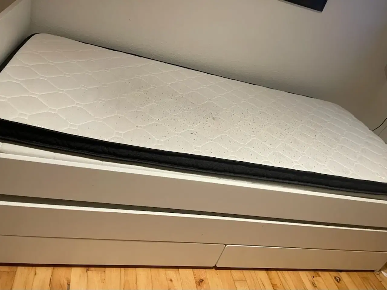 Billede 1 - seng med udtræk