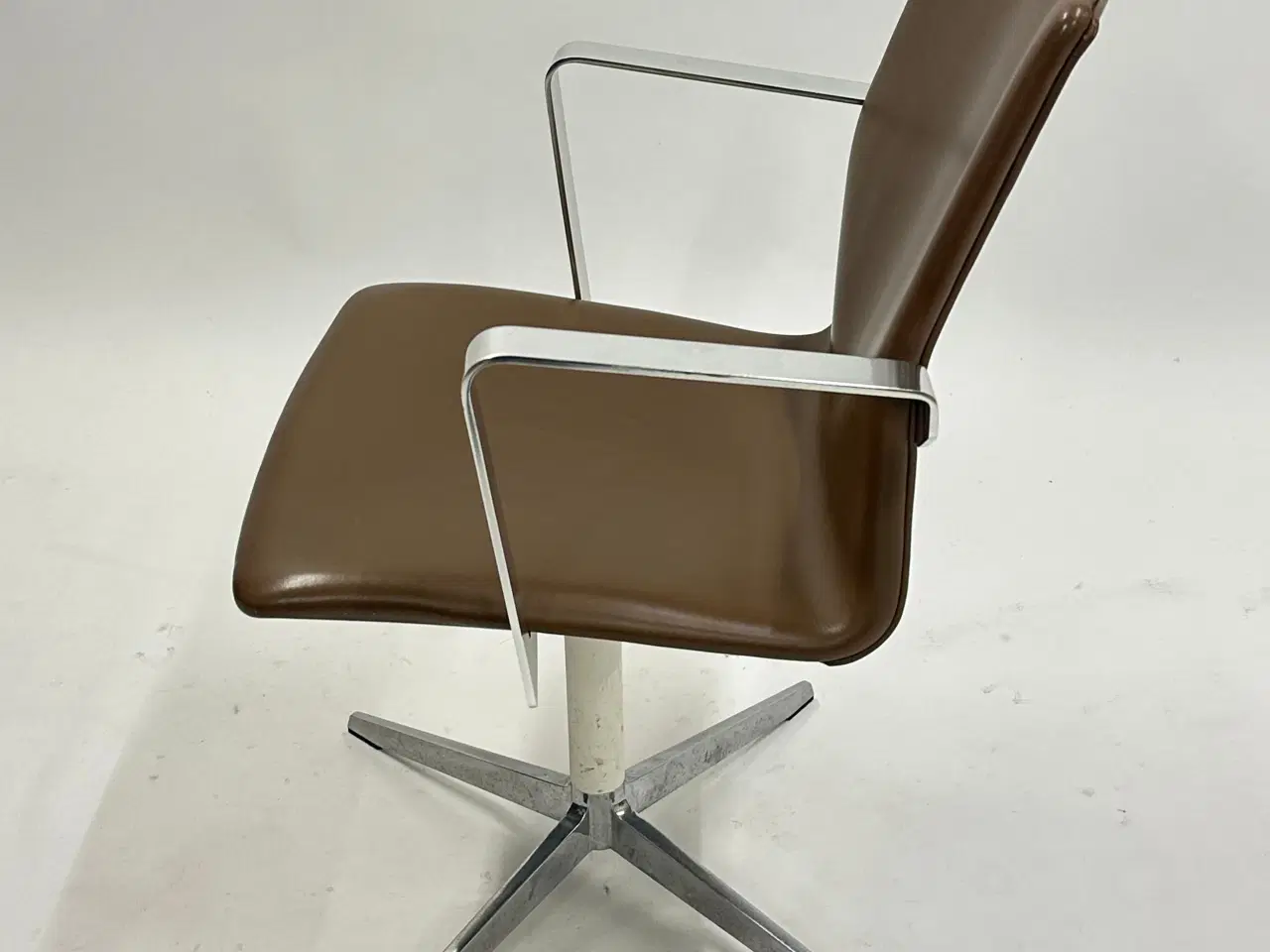 Billede 4 - Four Design - 4-Cast® XL Mødestol (Mørkebrun m. krom armlæn)
