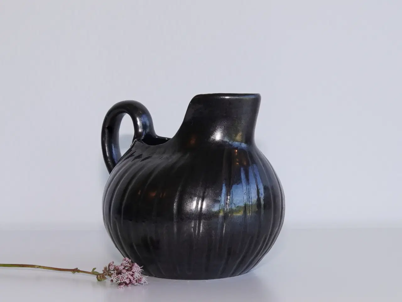 Billede 1 - Vintage kande / hankevase i stentøj - Signeret GV