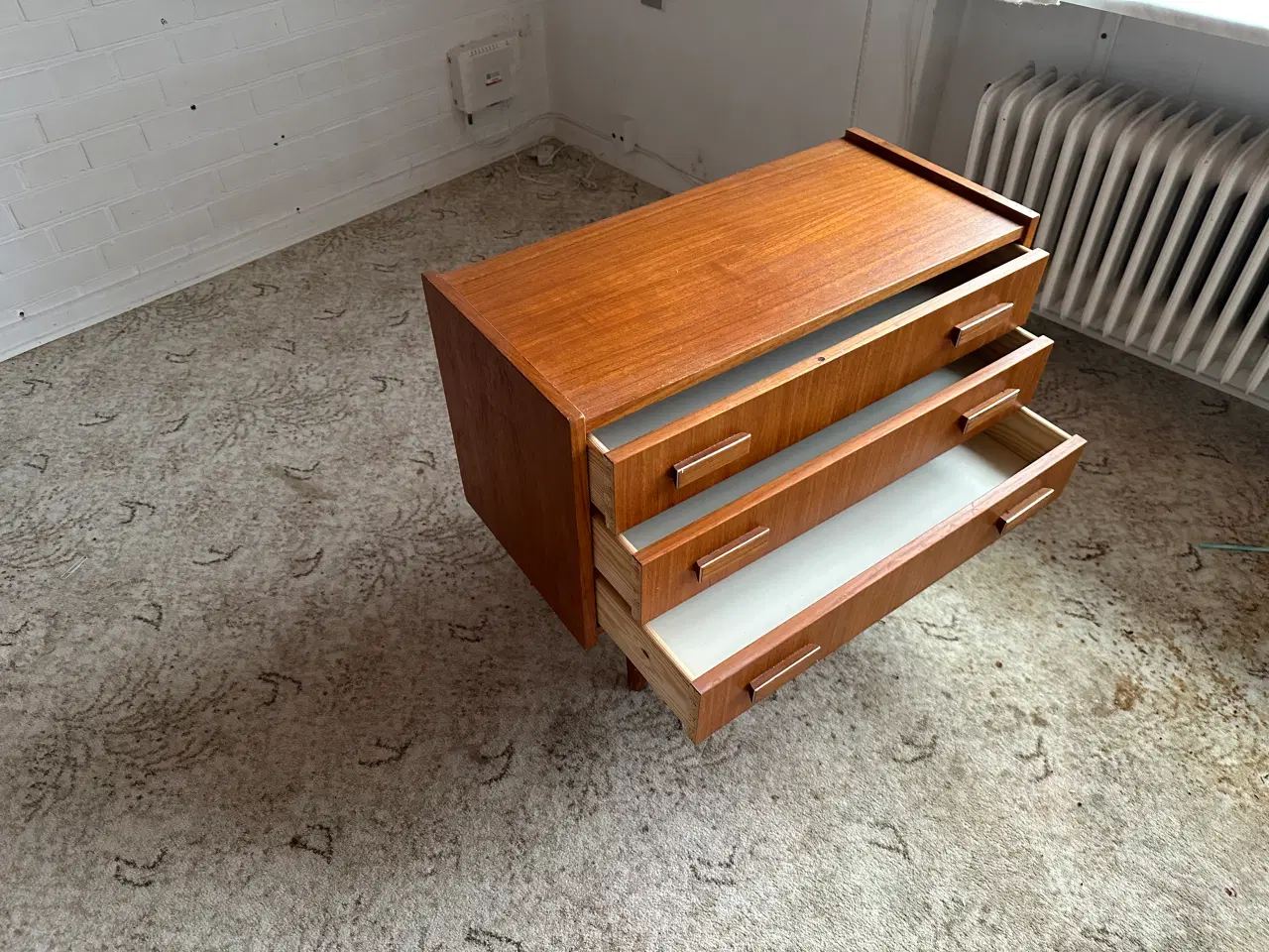 Billede 3 - Lille teakkommode – kompakt og dekorativ