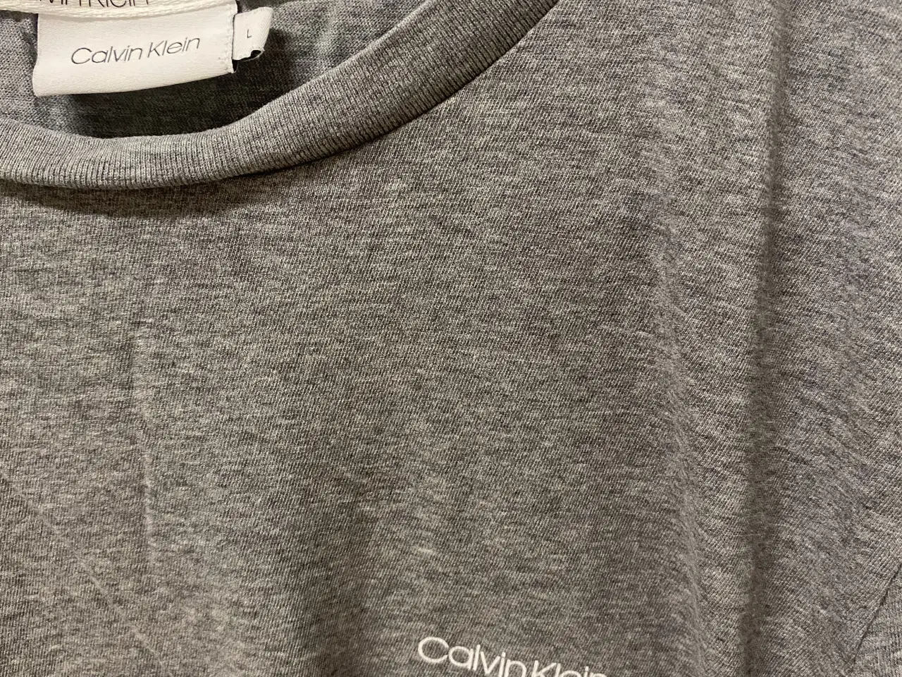 Billede 2 - Calvin Klein t-shirt i grå