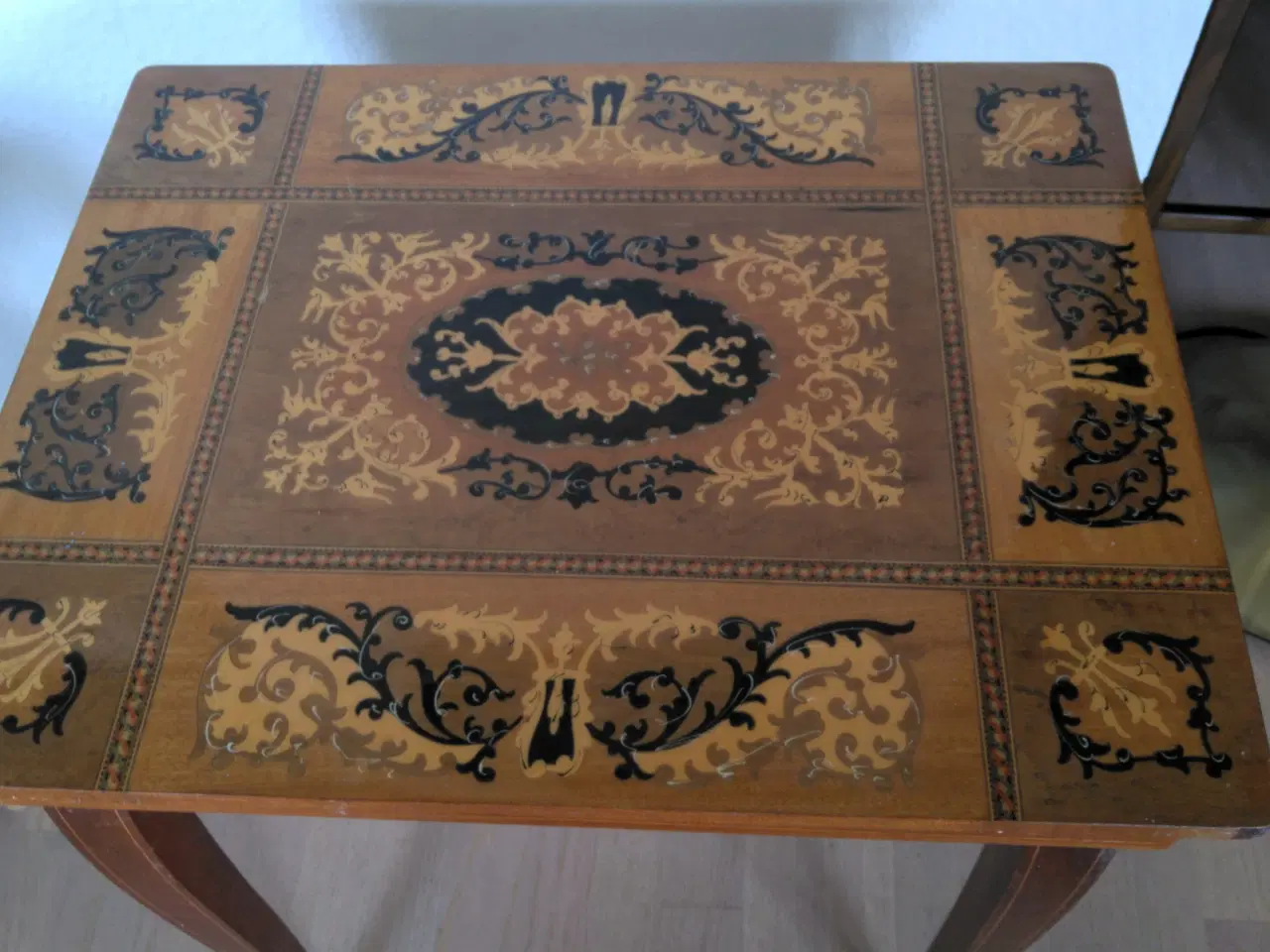 Billede 1 - Bord / spillebord med flot intarsia indlæg.