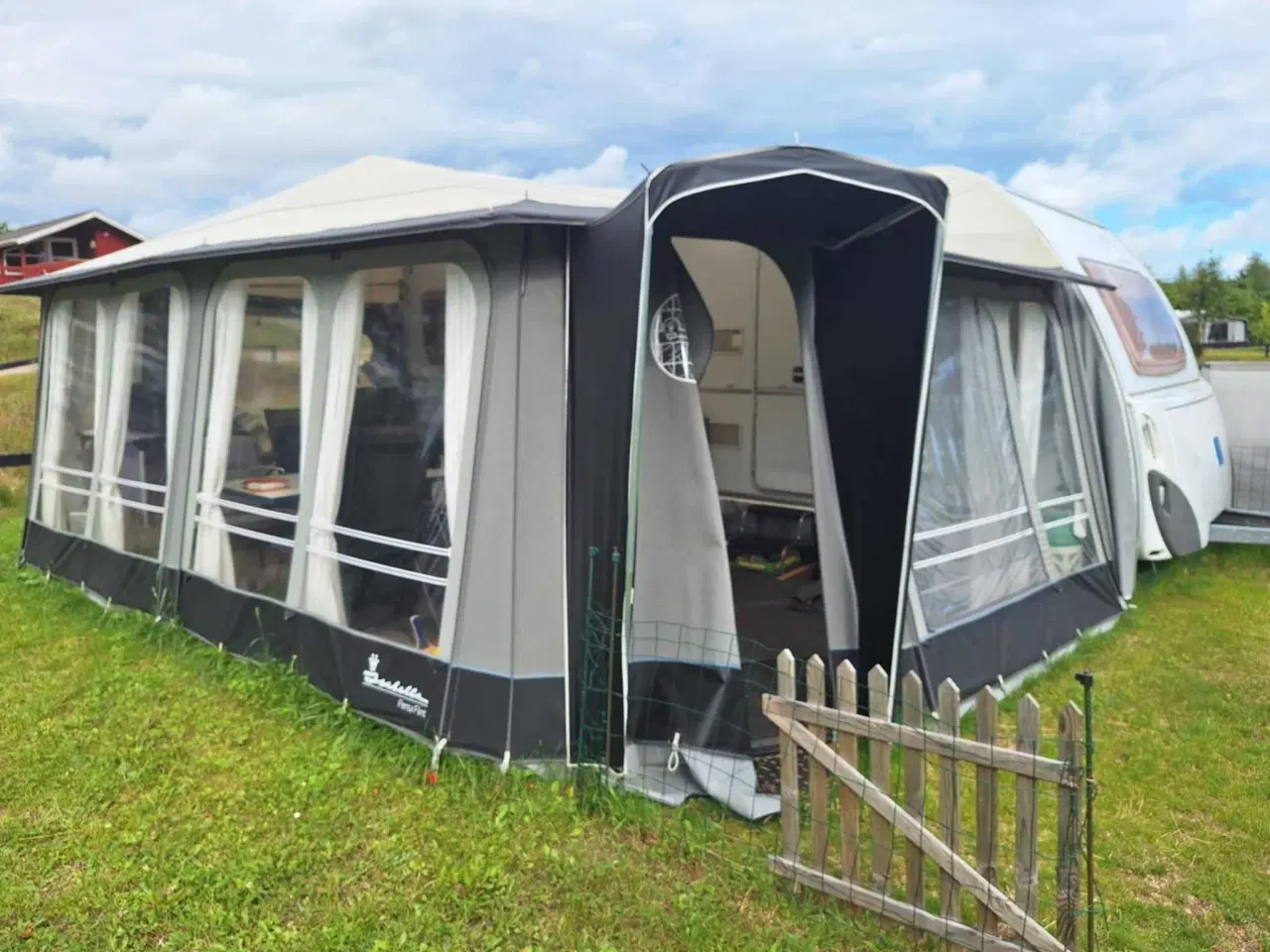 Billede 2 - Flot stor campingvogn med næsten nyt fortelt.