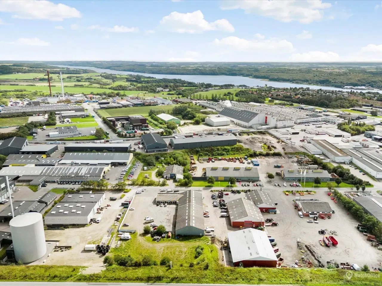 Billede 20 - Bilforretning med meget udenomsplads