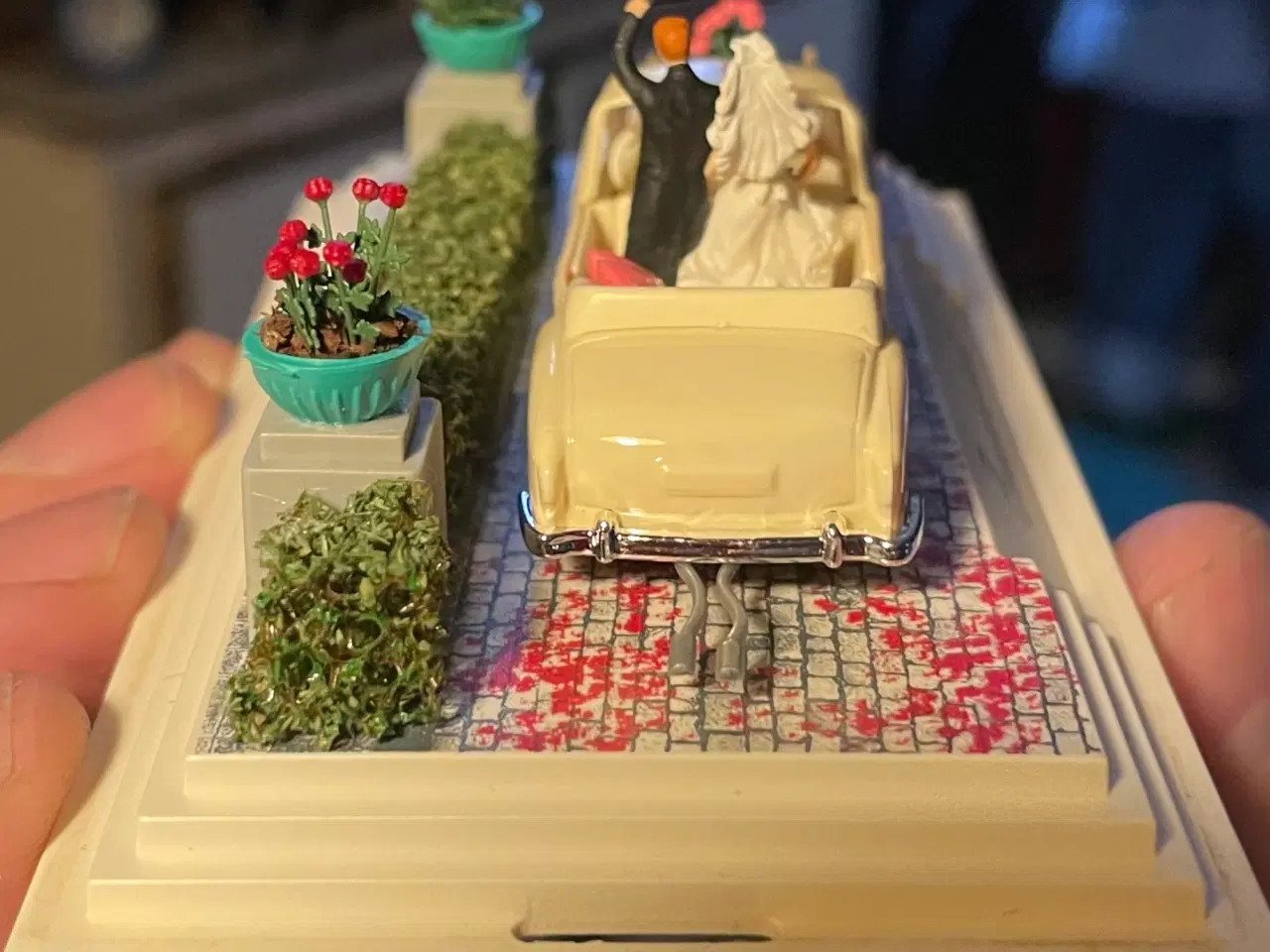 Billede 6 - Busch diorama, nygifte med bil m.m. H0