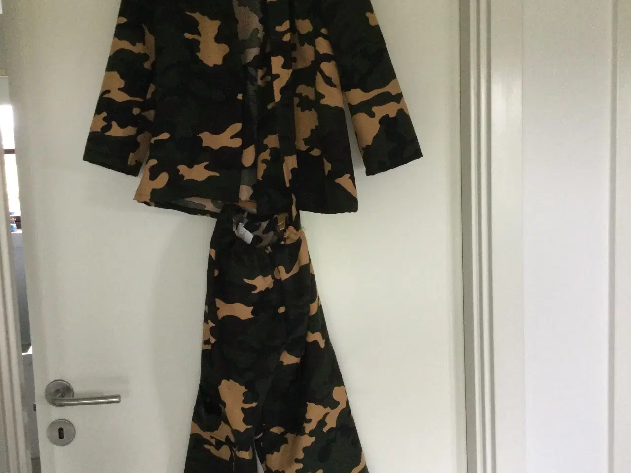 Billede 1 - Soldat børnekostume camouflage sæt str. 128 cm.