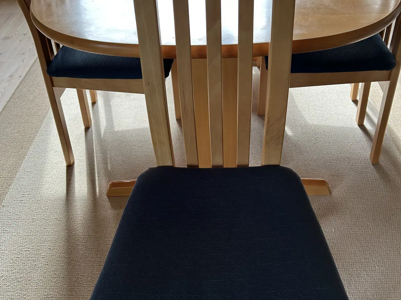 Billede 3 - Skovby spisebord og 6 Ponti stole i lakeret bøg.