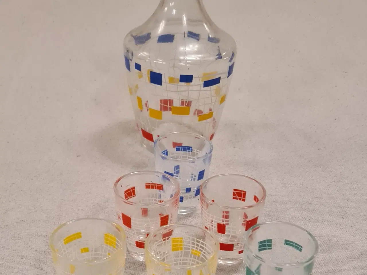 Billede 2 - Glas karaffel og 6 glas med farvede firkanter