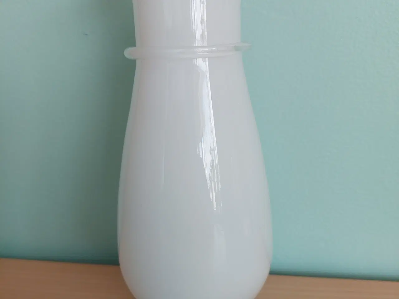 Billede 3 -  Vase, hvid farve glas