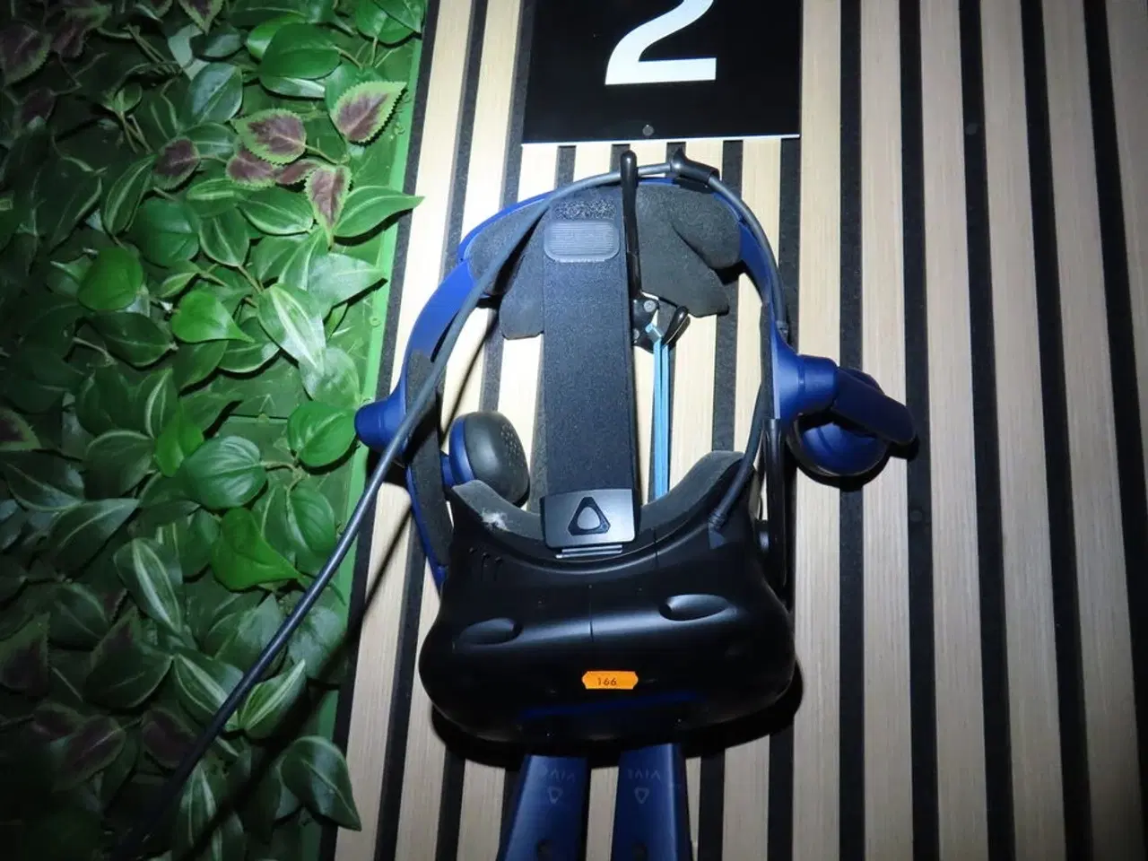 Billede 7 - VR sæt, 43"  monitor, VR Headset, HTC VIVE PRO EYE HMD, 2 stk. HTC Controller