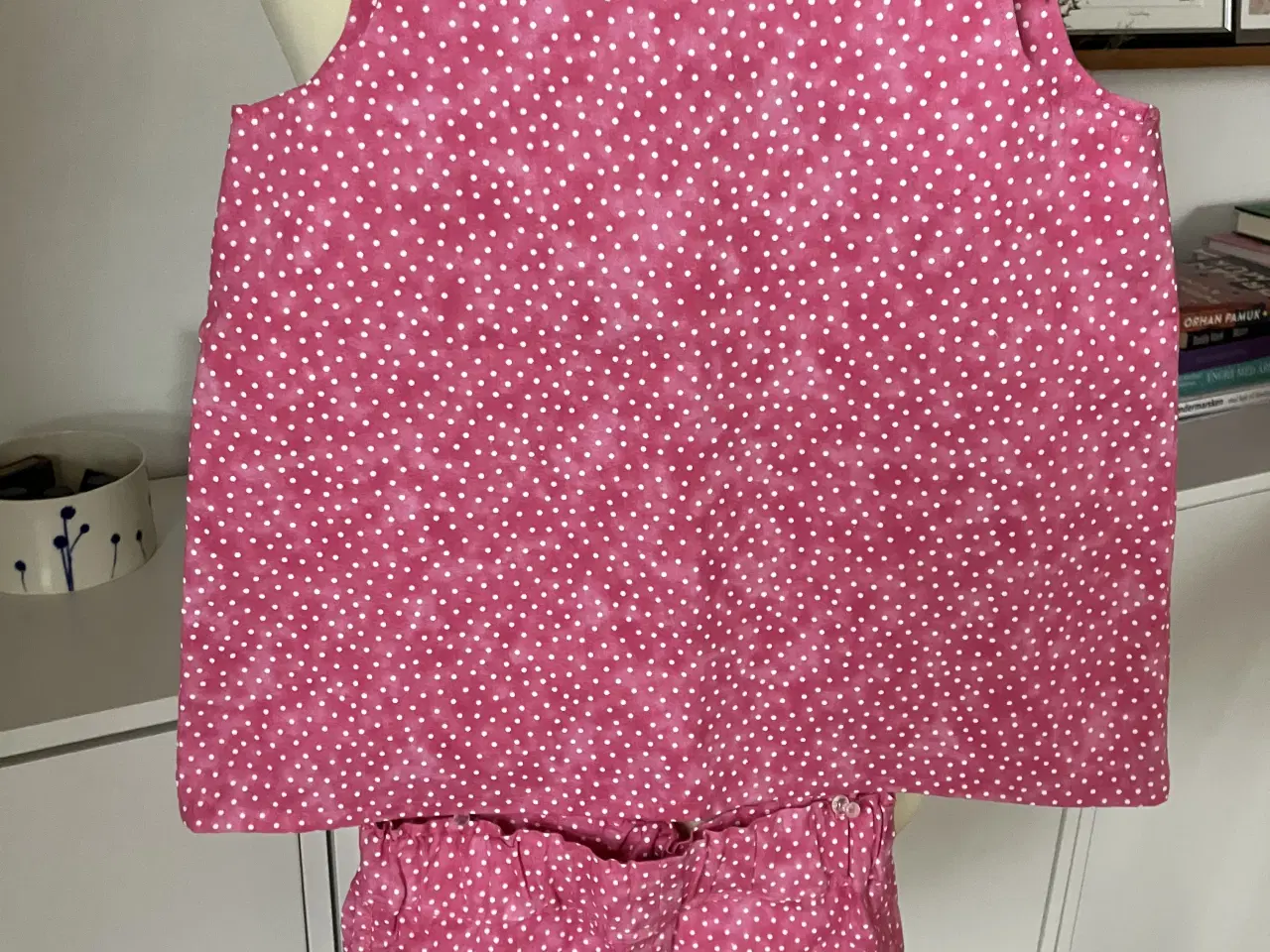 Billede 1 - Rosa kjole/overdel og 2 shorts. Str. ca. 4 år