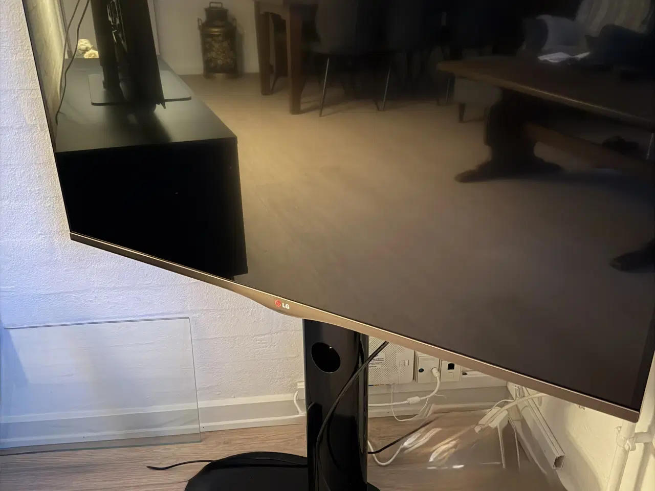 Billede 1 - LG 42” tv sælges inkl. fod