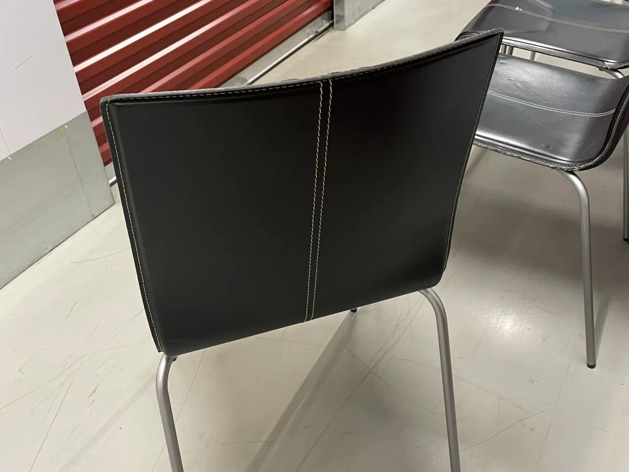 Billede 2 - Skind spisebordsstol i sort med hvide systiklinger