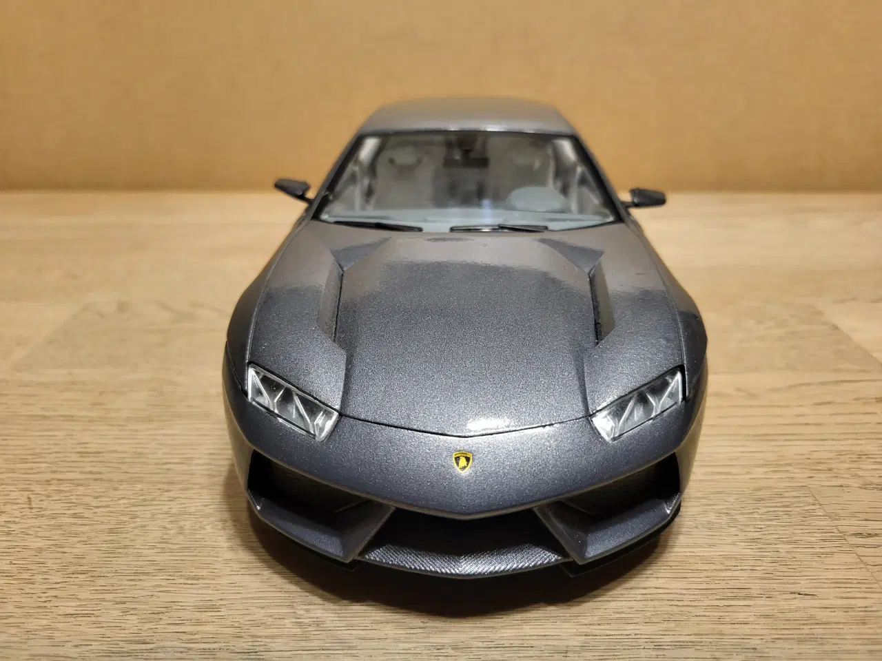 Billede 3 - Modelbil. Lamborghini Estoque Skala 1:18.