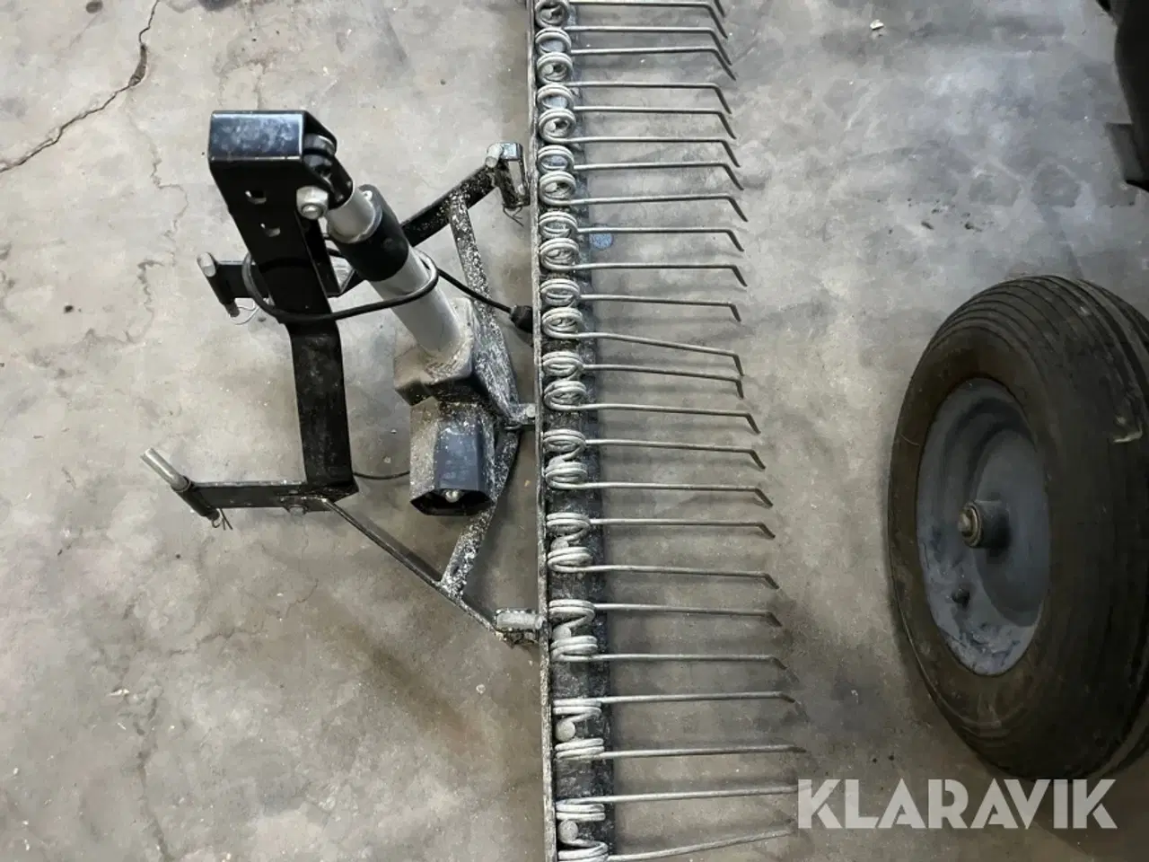 Billede 7 - Gårdrive og vogn