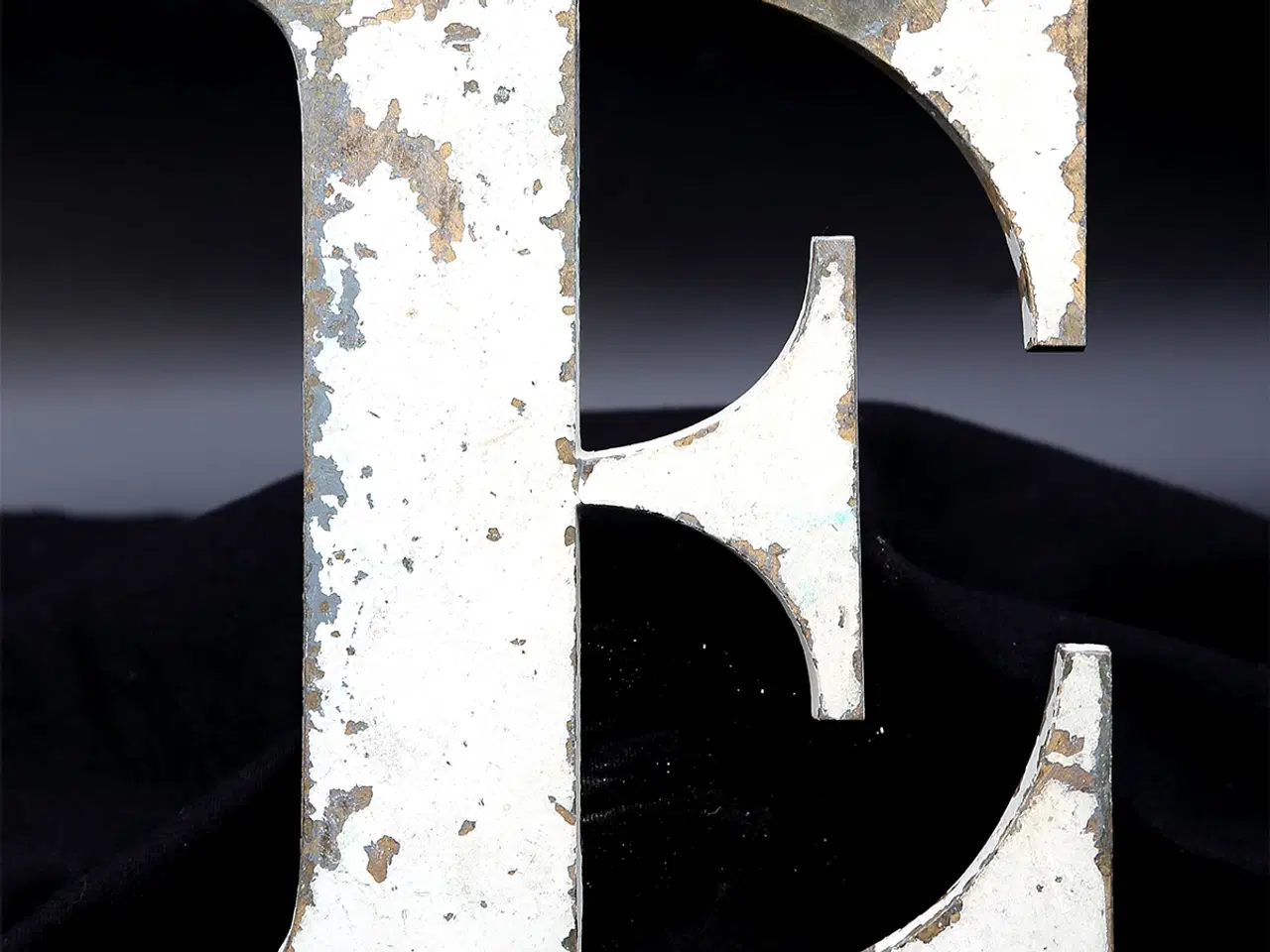Billede 1 - Messing facadebogstav “E” – rå patina