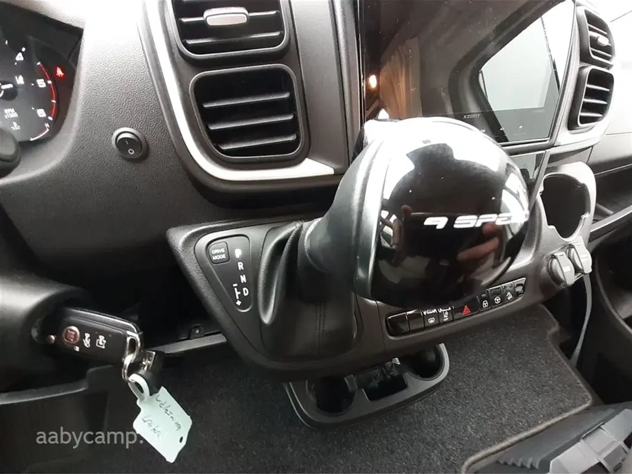 Billede 7 - 2022 - Laika Kosmo Compact 9   Slank og smidig model, perfekt til snoede kystveje. Automatgear.