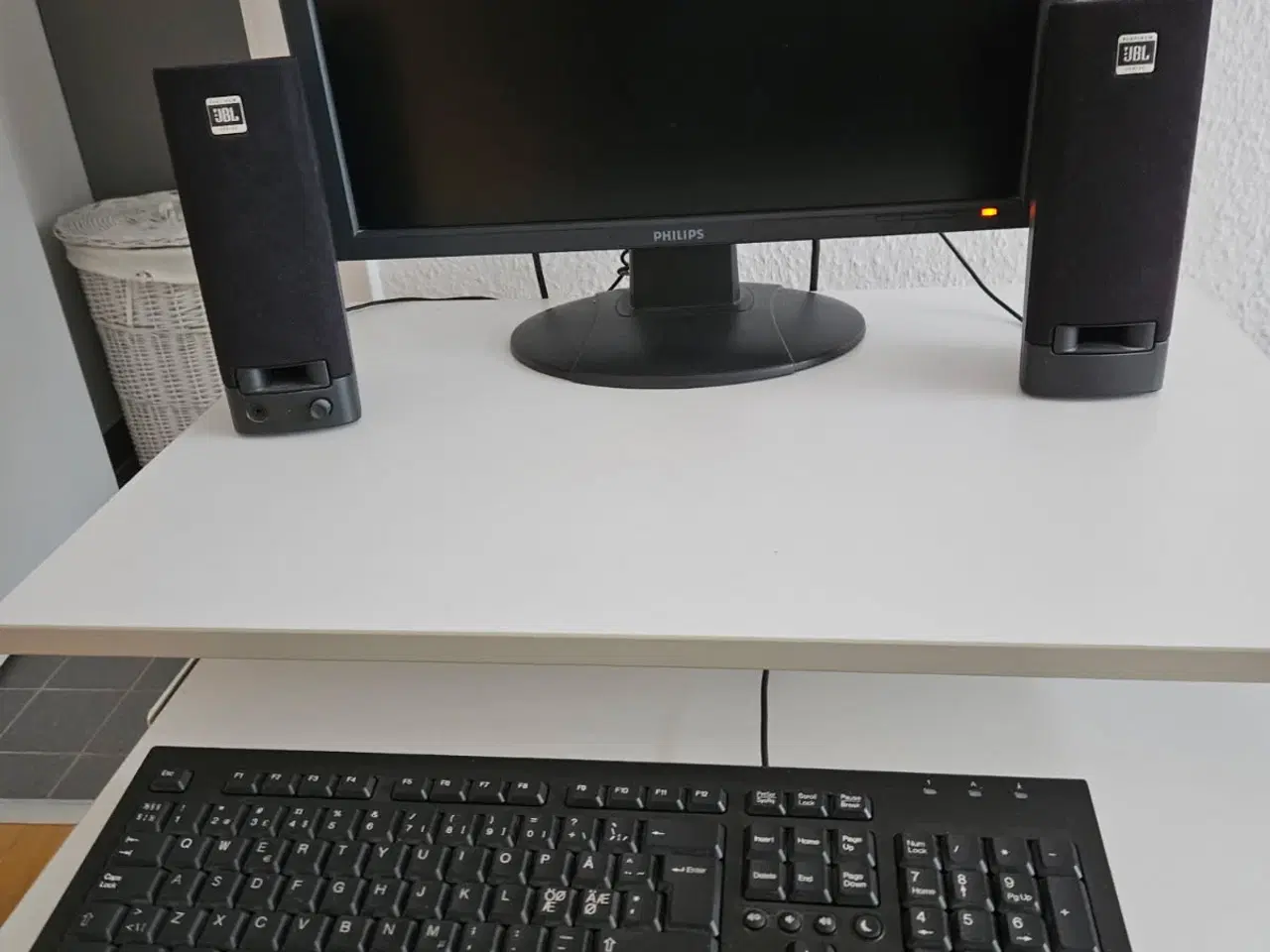 Billede 1 - Computerskærm, tastatur og højtalere