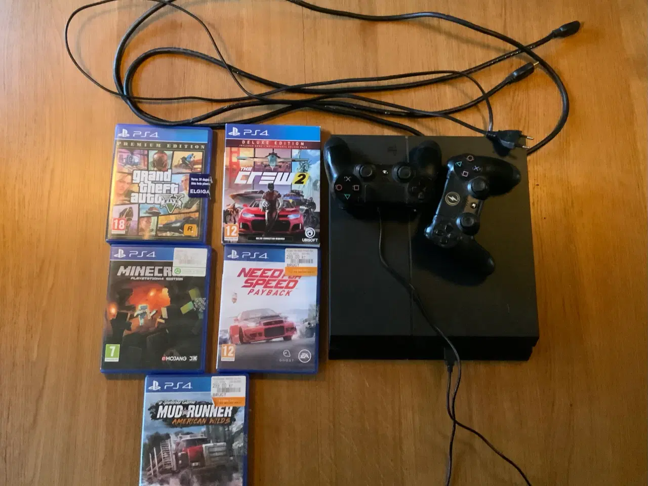 Billede 1 - PS4 med fem spil, 2 controllers og ledninger