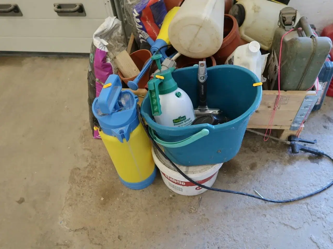 Billede 2 - Div. Dunke, tryksprøjter, varelager m.m.