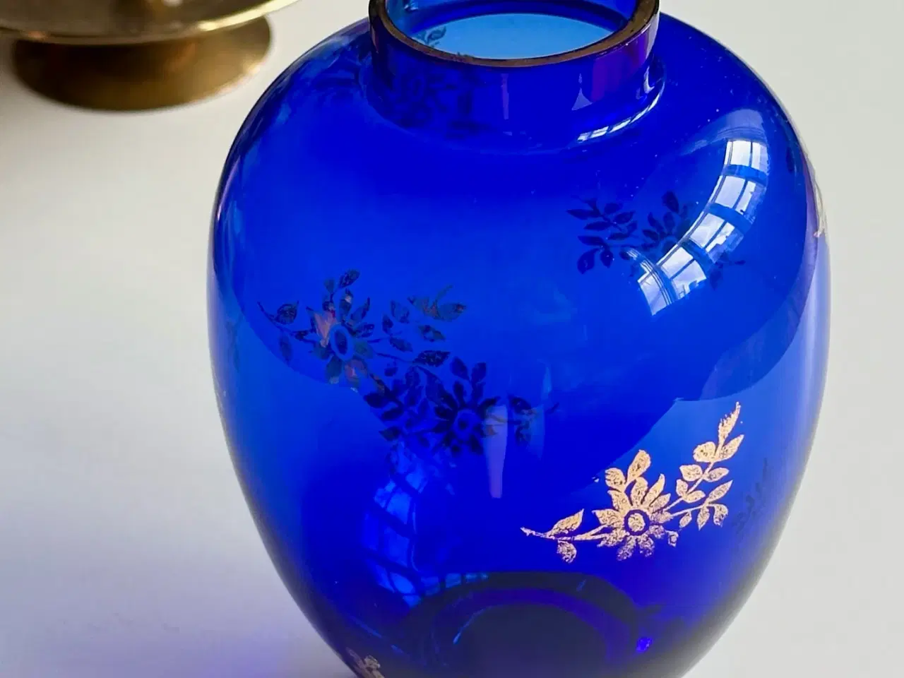 Billede 3 - Koboltblå glasvase m gyldent print