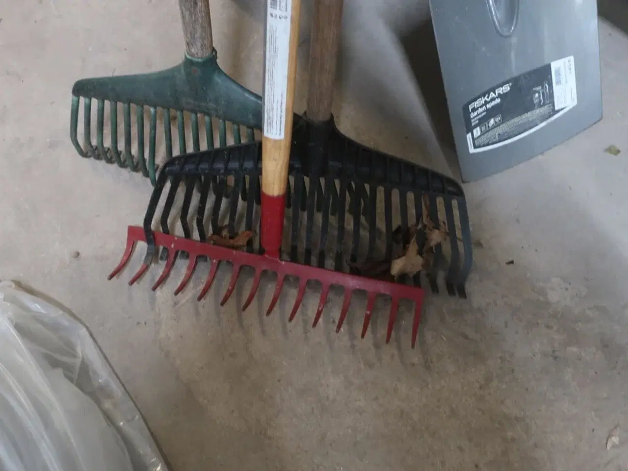 Billede 2 - 4 Stk. Haveredskaber bl.a. FISKARS Spade