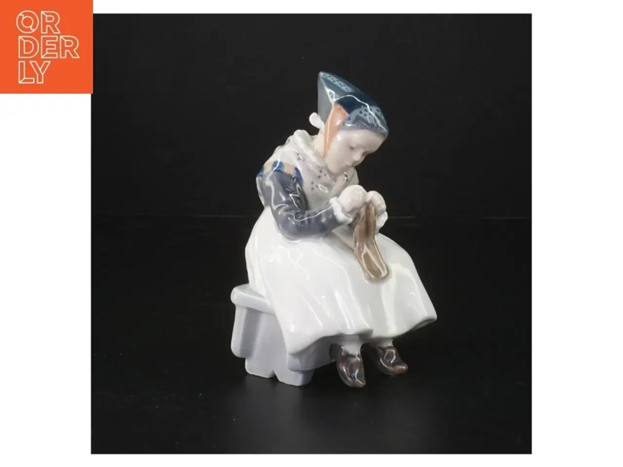 Billede 1 - Porcelænsfigur af kvinde, Royal Copenhagen fra Royal Copenhagen (str. H. 14 cm)