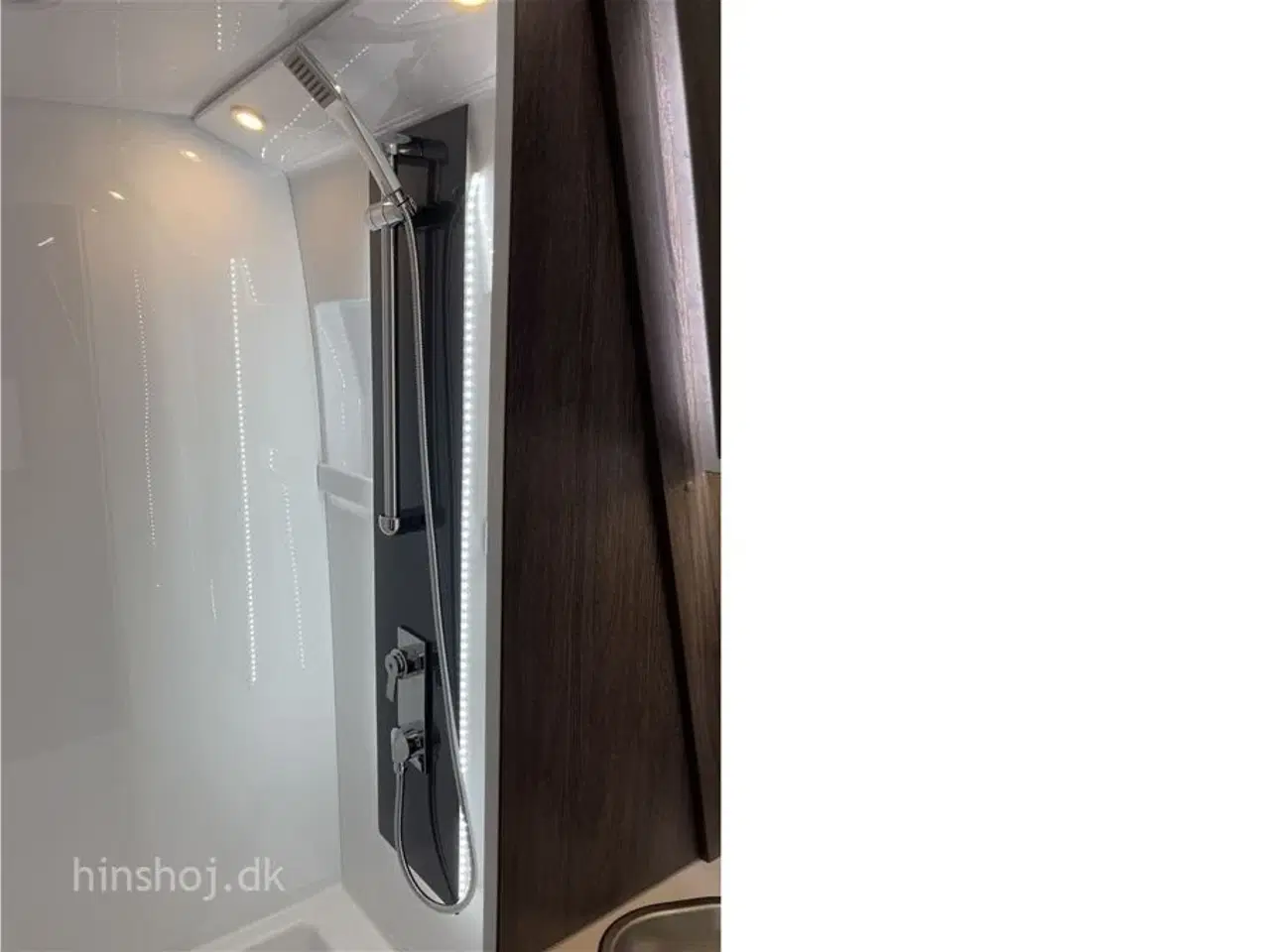 Billede 16 - 2023 - Fendt Diamant 560 SD   Fendt Diamant med stort badeværelse med særskilt brusekabine fra Hinshøj Caravan