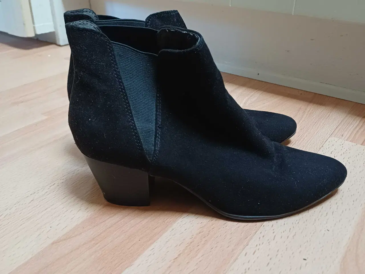 Billede 1 - Sorte ruskind ankelstøvle tamaris 