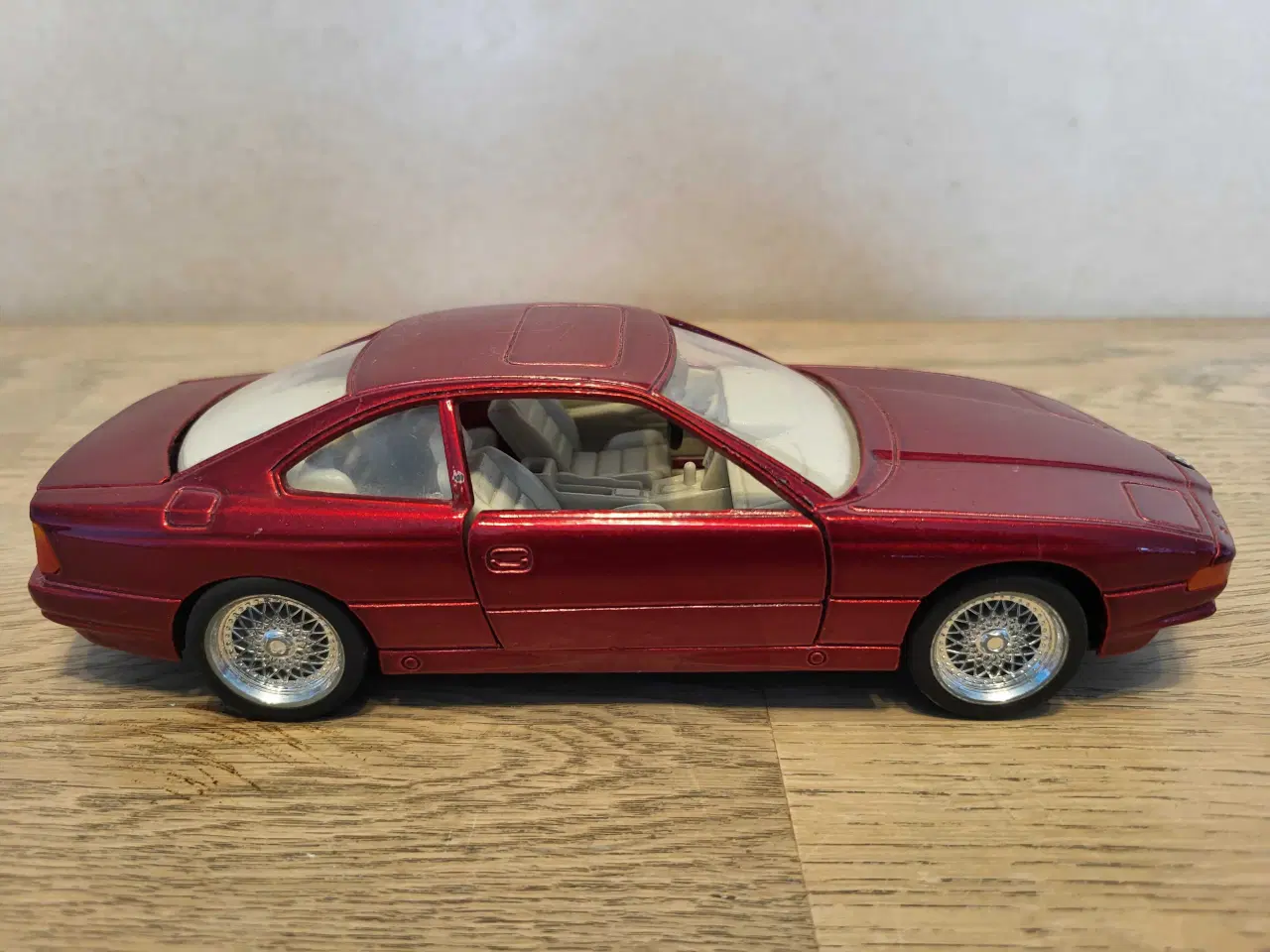 Billede 2 - Modelbil: BMW 850i  Skala 1/24.