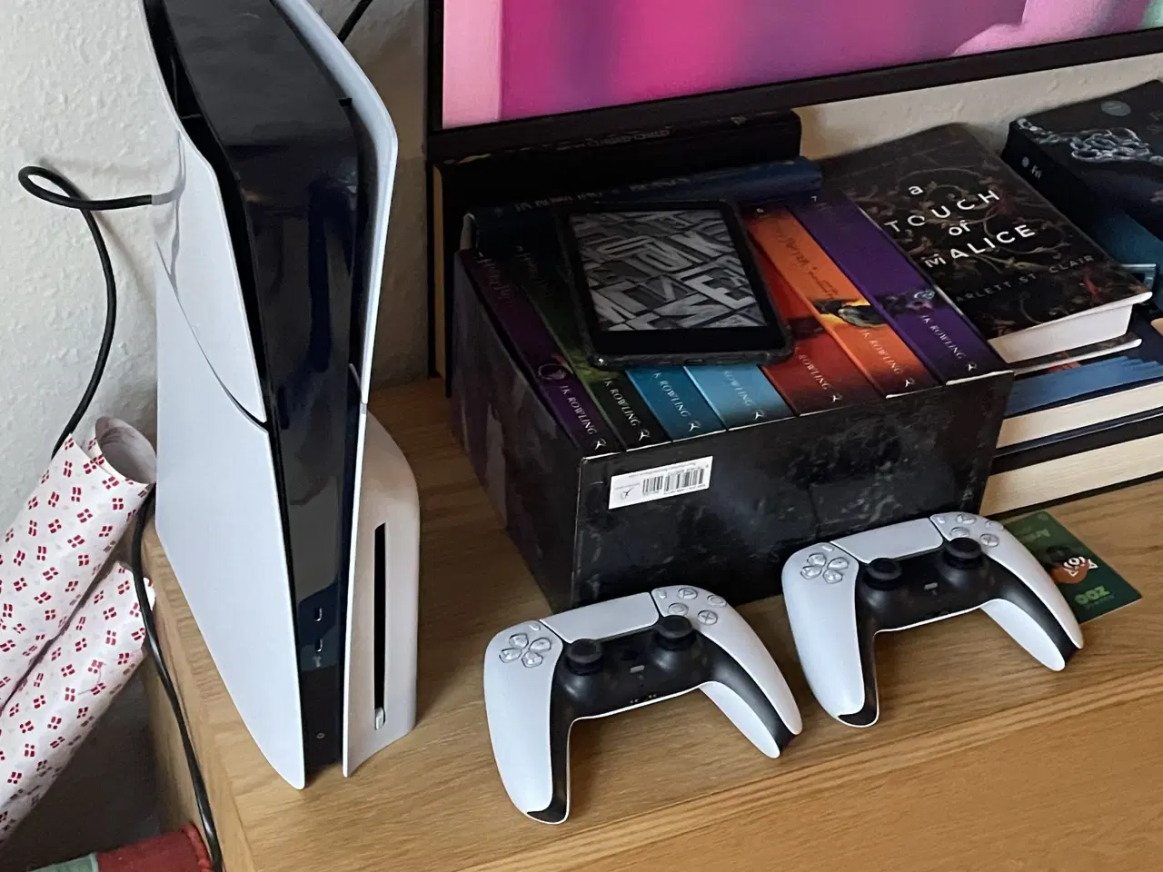 Billede 1 - PS5 med 2 spil og 2 kontroller