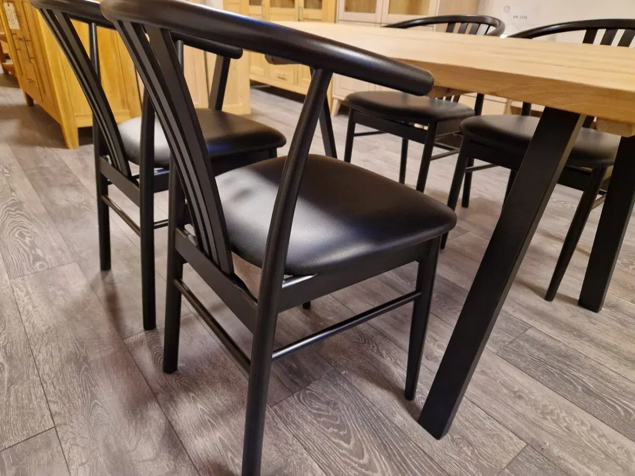 Billede 11 - Nyt plankebord med 4 nye stole.