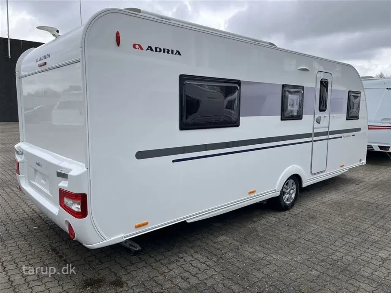 Billede 2 - 2017 - Adria Adora 593 UP   Fortelt: Ventura D300, mover, fritstående dobbeltseng m/ elev., panoramavindue, rundsiddegruppe, el-gulv-varme, stort køleskab m/ fryser