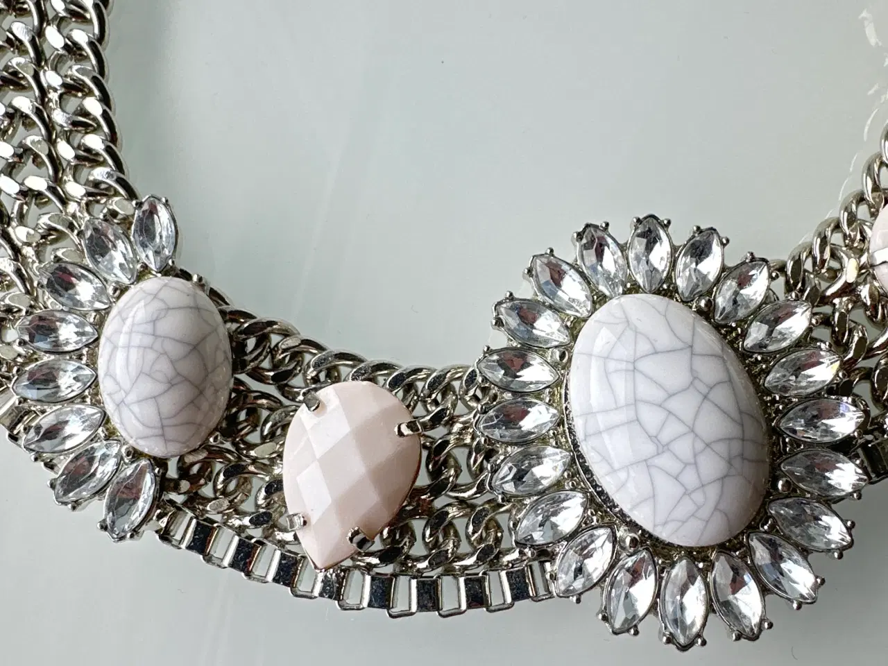 Billede 2 - Sølvfarvet halskæde med perle detaljer 