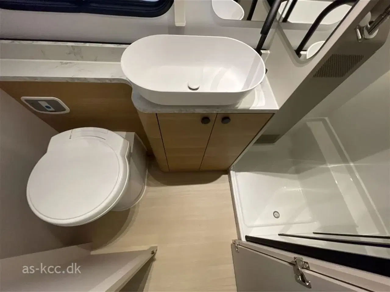 Billede 12 - 2026 - Adria Adora 573 PT   Adria Adora 573 PT Nyhed årg. 2026  6/7 sovepladser. 2000 kg totalvægt kan vejes ned.