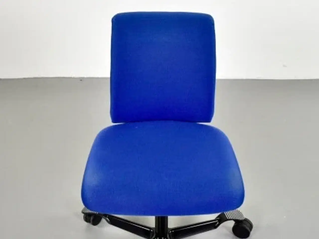 Billede 5 - Häg h05 kontorstol med blå polster og sort stel
